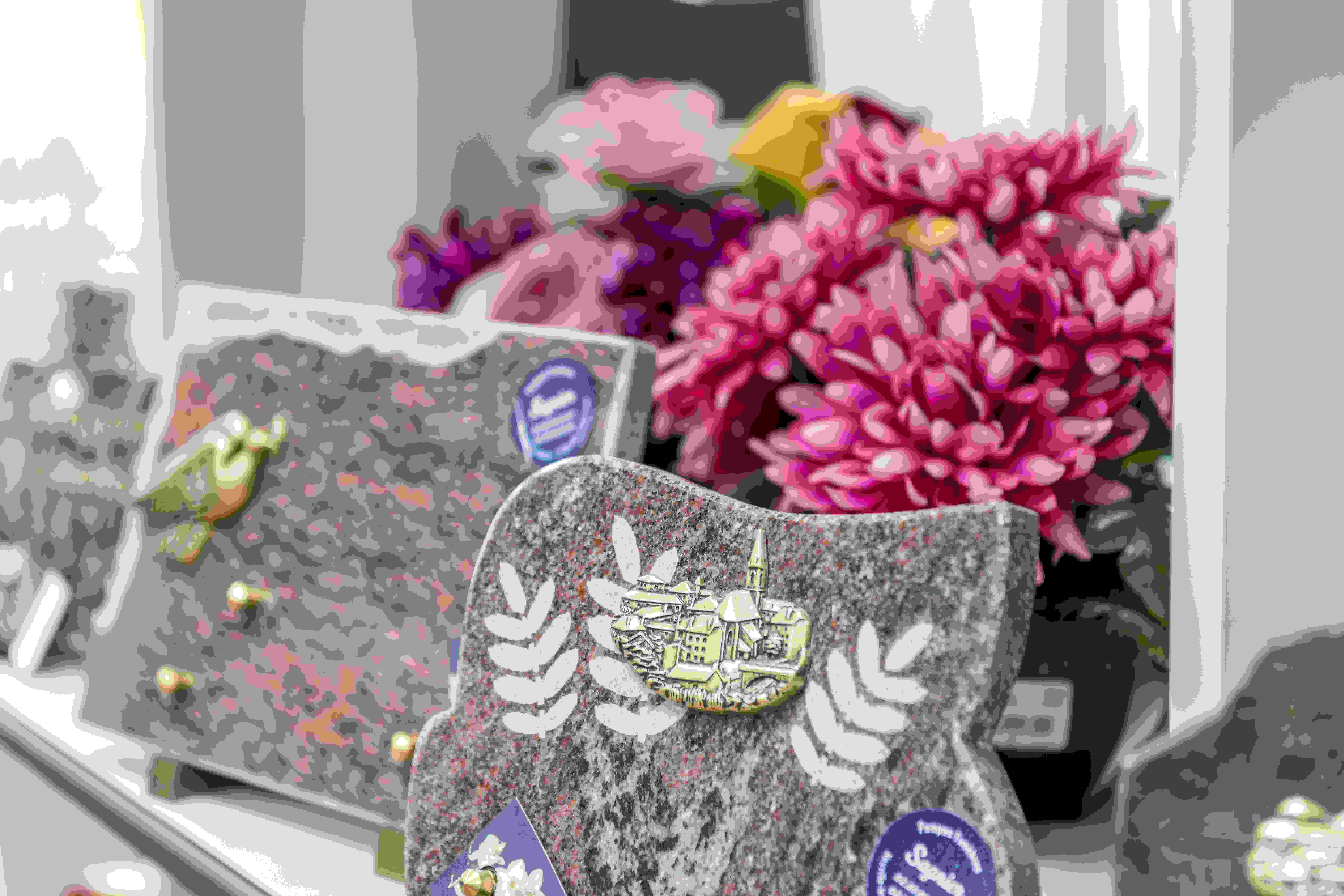 plaques funeraires et bouquets fleurs