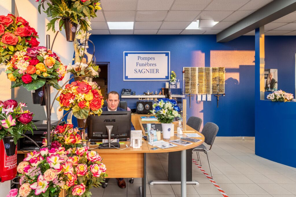 bureau derriere differentes fleurs