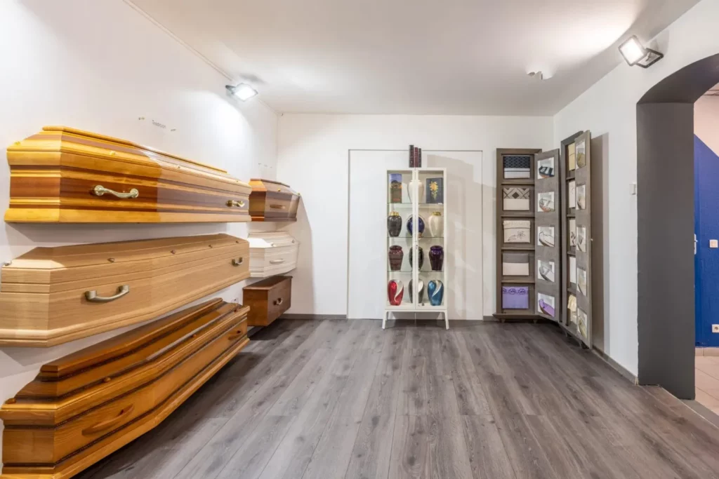 Vaste choix de cercueils, urnes funéraires et capitons en exposition en magasin